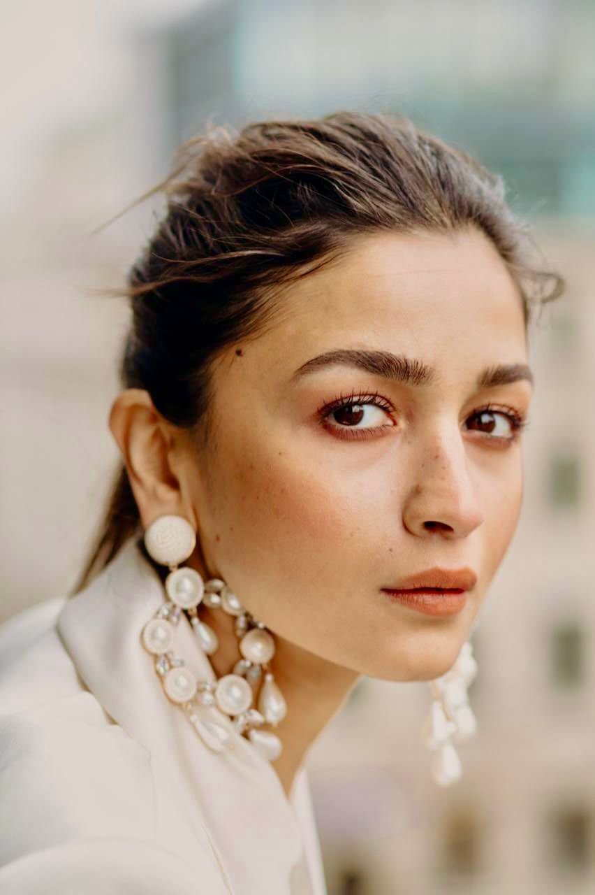 You are currently viewing Alia Bhatt to make her global debut opposite Gal Gadot, joins the cast of Netflix’s “Heart of Stone”