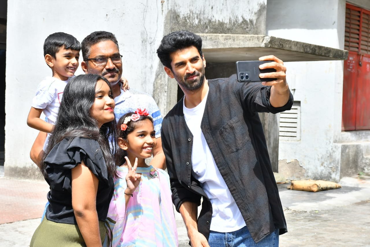 You are currently viewing The Aditya Roy Kapur’s fans gatecrash his set to meet him