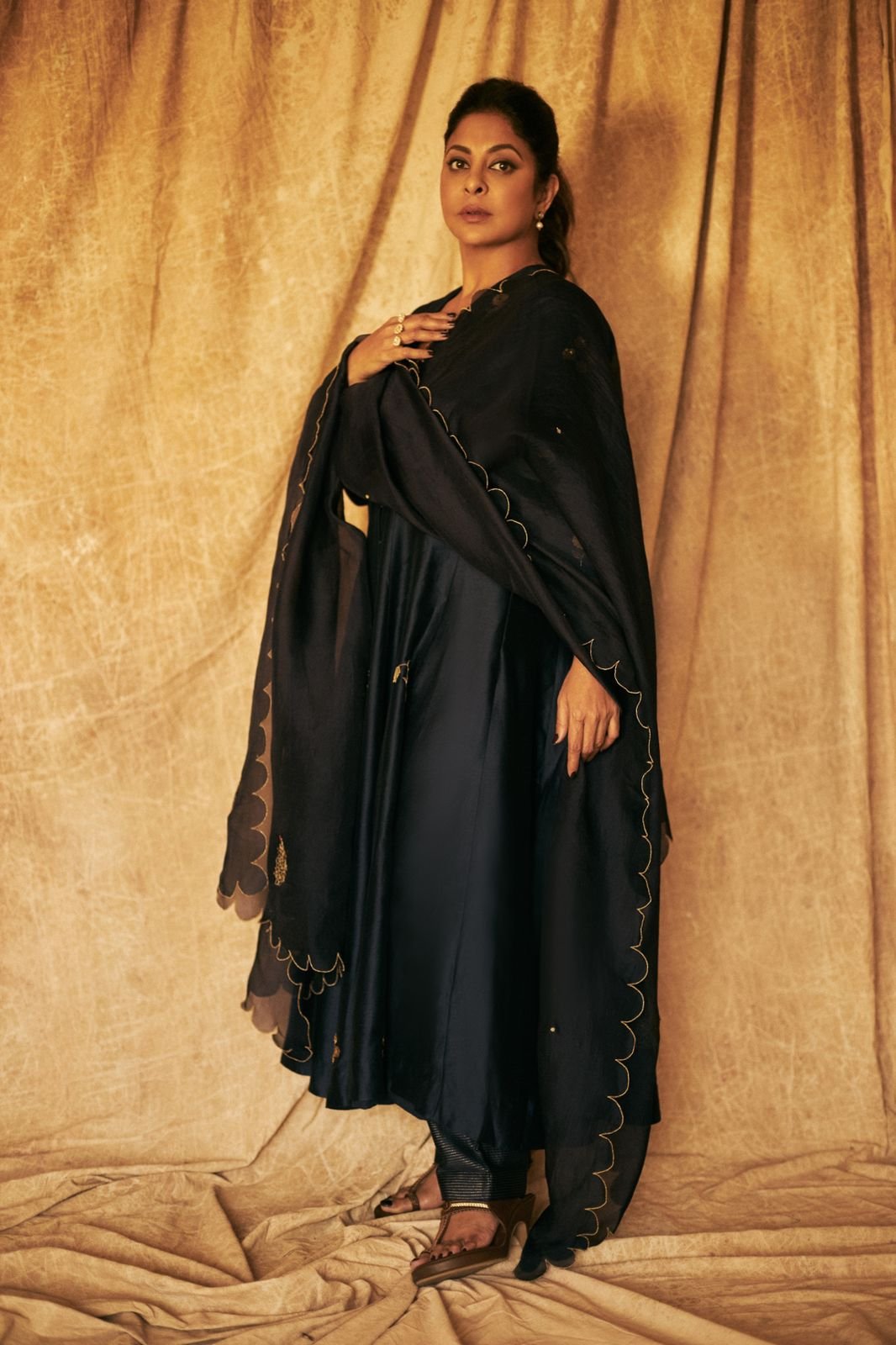 You are currently viewing Shefali Shah spreads ethnic vibes in hand embroidered silk kalidar kurta set by Label Earthen!