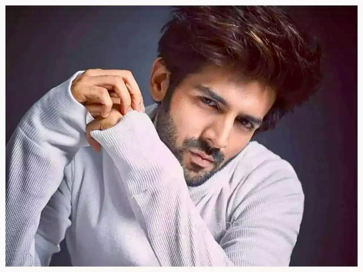 Kartik Aryan ignores Karan Johar at an awards ceremony - Stardust