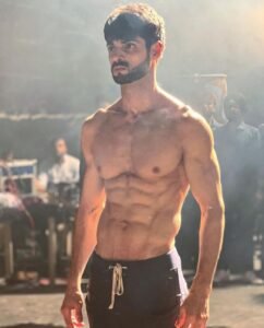 Read more about the article Karan Wahi is looking hot and fans are going crazy!