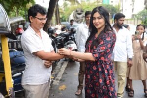 Read more about the article Adah Sharma celebrates Raksha Bandhan with auto drivers